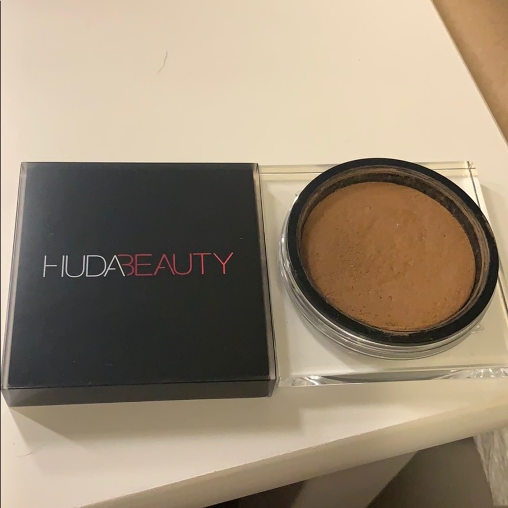 Huda Beauty Tantour “Light”
